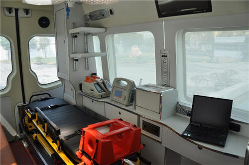 汶川县救护车内部